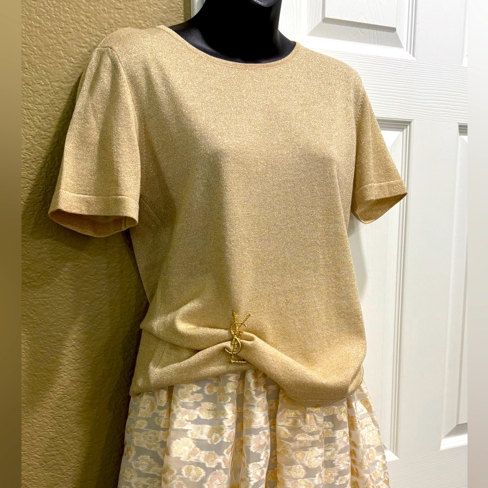 Escada top blouse size 36
beautiful blouse with golden lurix thread (size 6)